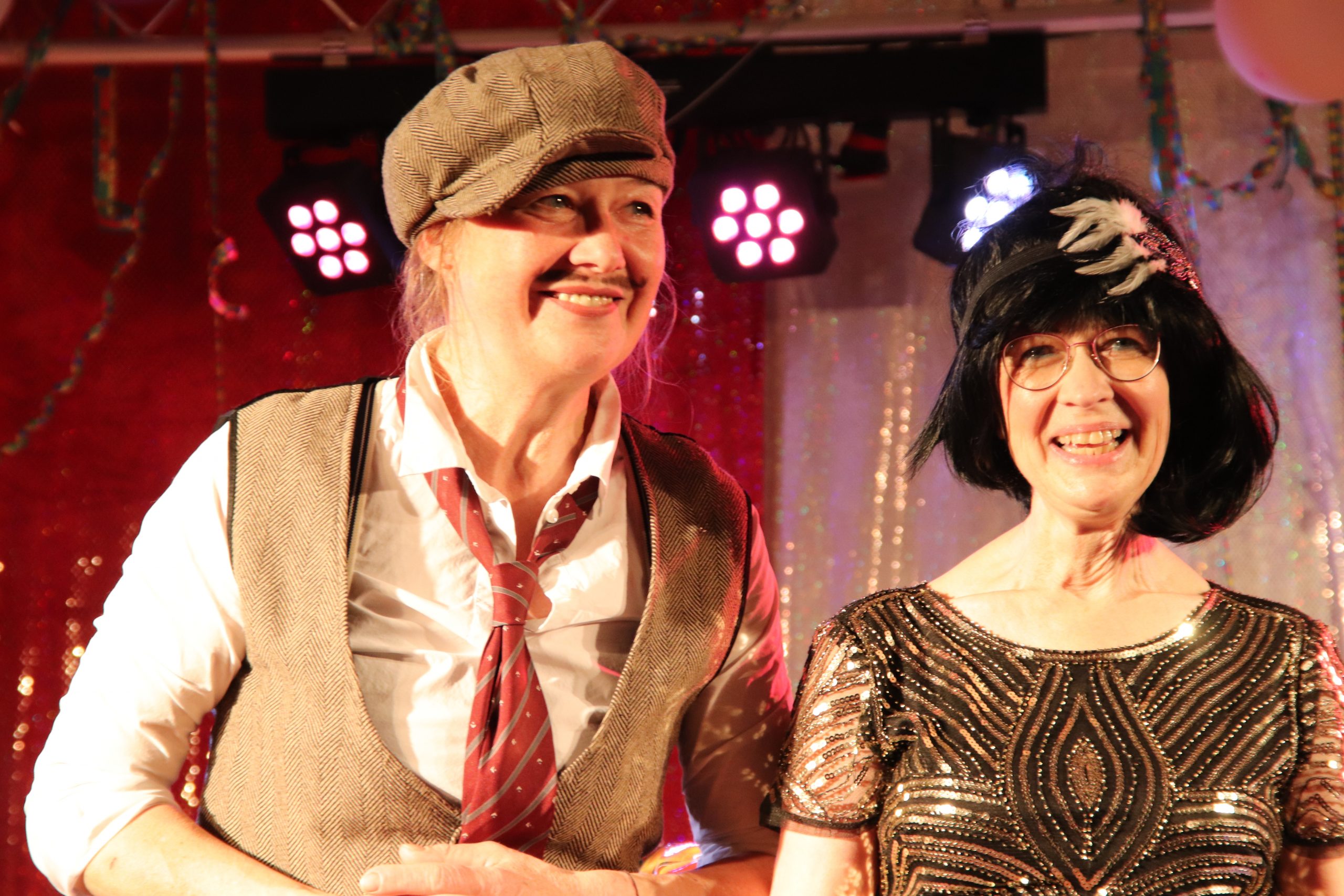 Nadja Helbach und Clarissa Knebl bei einem Sketch