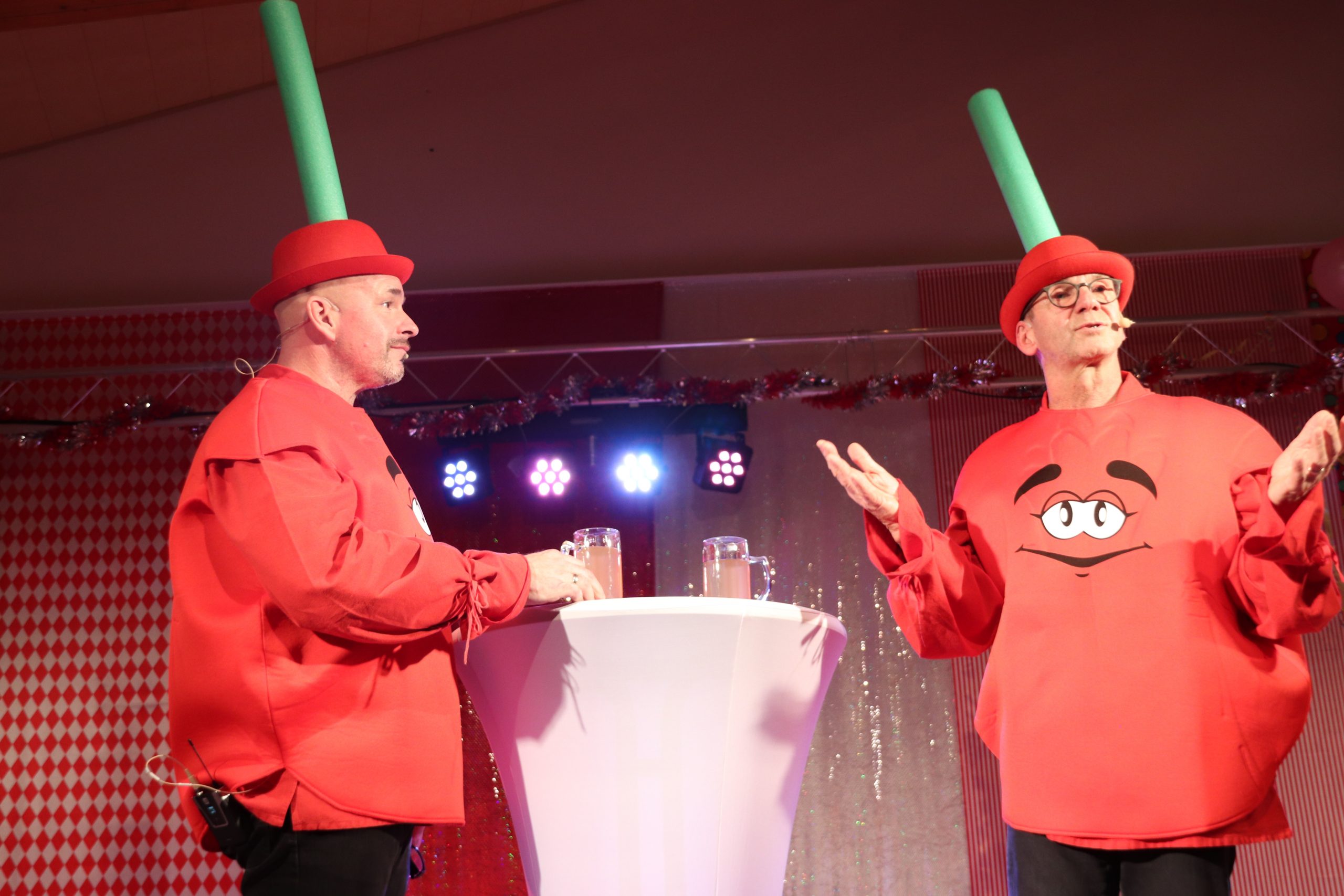 Der "Geisepitter" und die "Perle von Filsen" bei ihrem Vortrag (Thorsten White und Dieter Roos)